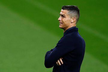 Ronaldo observa la que fue su casa durante seis años, Old Trafford. 
