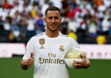 Eden Hazard steps out onto the Bernabéu pitch for the first time as a Real Madrid player.