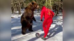 ¡Impresionante caño a un... oso! Ocurrió en Rusia