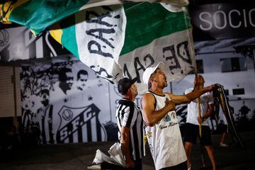 Estos aficionados del Santos lloran delante del estadio Urbano Caldeiro, sede del club paulista, tras conocerse la muerte de Pelé.