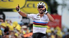 Landerneau (France), 26/06/2021.- French rider Julian Alaphilippe of the Deceuninck Quick-Step team wins the 1st stage of the Tour de France 2021 over 197.8km from Brest to Landerneau, France, 26 June 2021. (Ciclismo, Francia) EFE/EPA/Christophe Petit-Tes