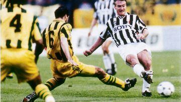 En la Juventus jugó 124 partidos y anotó 4 goles. 
