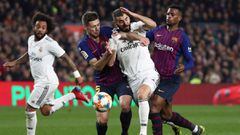 Soccer Football - Copa del Rey - Semi Final First Leg - FC Barcelona v Real Madrid - Camp Nou, Barcelona, Spain - February 6, 2019  Real Madrid&#039;s Karim Benzema in action with Barcelona&#039;s Clement Lenglet and Nelson Semedo        REUTERS/Sergio Pe