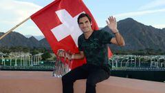 Roger Federer posa con una bandera de Suiza y el trofeo de campe&oacute;n del BNP Paribas Open de Indian Wells tras ganar en la final a su compatriota Stanislas Wawrinka.