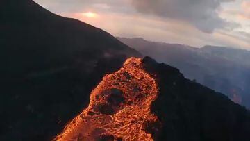 El increíble vídeo con dron del volcán de La Palma que arrasa: vuelo casi a ras del río de lava