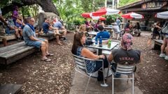 Personas en un restaurante en Austin, Texas, U.S. Junio 28, 2020.  