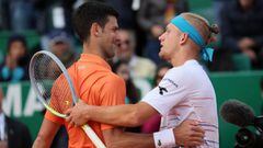 El tenista serbio Novak Djokovic y el espa&ntilde;ol Alejandro Davidovich se saludan tras su partido de segunda ronda del Masters 1.000 de Montecarlo, que termin&oacute; con victoria de Davidovich en tres sets.