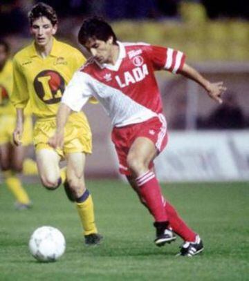 En la imagen, Díaz defendiendo al Mónaco, club con el cual ganó la Copa de Francia de 1992. El 'Pelado' tuvo una exitosa trayectoria como jugador. Campeón Sub 20 en 1979 y mundialista en España 82', sus mejores campañas las realizó en River Plate.
