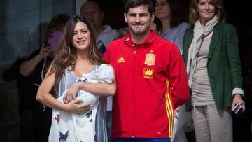 Sara Carbonero, Iker Casillas y su reci&eacute;n nacido hijo Lucas abandonando el Hospital Ruber de Madrid.