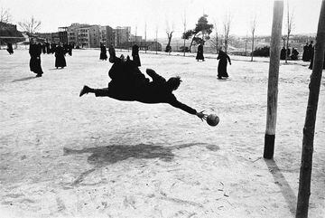 Un grupo de seminaristas juegan al fútbol en la ciudad de Madrid en los años 50.