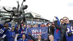 Britain American Football - Los Angeles Rams v New York Giants - NFL International Series - Twickenham Stadium, London, England - 23/10/16
 New York Giants fans outside the stadium before the match 
 Action Images via Reuters / Paul Childs
 Livepic
 EDITORIAL USE ONLY.