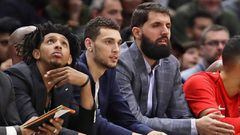 Cameron Payne, Zach LaVine y Nikola Mirotic, tres de los lesionados de los Chicago Bulls, durante el partido contra los Phoenix Suns.