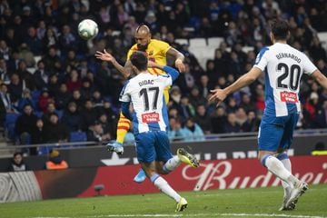 Arturo Vidal adelantó al Barça. 1-2.
