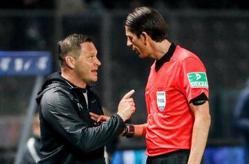 Big man with whistle | Berlin's head coach Pal Dardai argues with referee Deniz Aytekin during the German Bundesliga match between Hertha BSC and RB Leipzig.