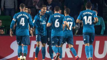 Los jugadores del Real Madrid celebran el gol de Cristiano al Betis.