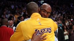 Kobe Bryant saluda a su padre durante un partido de los Lakers. Joe Bryant es el motivo por el que la estrella pas&oacute; parte de su infancia en Italia.