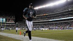 PHILADELPHIA, PA - NOVEMBER 27:  Vince Young #9 of the Philadelphia Eagles runs to the locker room at halftime against the New England Patriots at Lincoln Financial Field on November 27, 2011 in Philadelphia, Pennsylvania.  (Photo by Patrick McDermott/Getty Images)