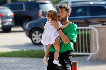 El lateral catalán pasó el día libre junto a su familia. En la imagen pasea con su hija.