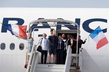 BOR129. Roissy En France (France), 16/07/2018.- (L-R) French national soccer team head coach Didier Deschamps, Goalkeeper Hugo Lloris, President of the French Football Federation (FFF) Noel Le Graet are welcomed by French minister of sport Laura Flessel a