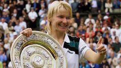 La tenista checa Jana Novotna alza el trofeo de Wimbledon de 1998 tras vencer en la final a la francesa Nathalie Tauziat. La extenista checa muri&oacute; de c&aacute;ncer a la edad de 49 a&ntilde;os, hoy 20 de noviembre de 2017, inform&oacute; el jefe de 