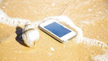 5 cosas que ya no necesitamos llevar en verano gracias al móvil