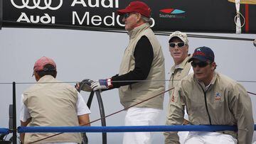 El Rey Juan Carlos I navega durante una regata.