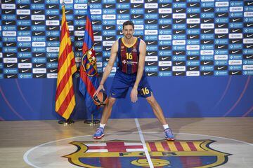 BALONCESTO 2020-2021
Presentacion Pau Gasol como nuevo jugador del FC Barcelona Basketball



Foto: Rodolfo Molina