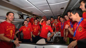 Todo el vuelo de la expedición española de regreso de Sudáfrica a España fue una continua fiesta. Los jugadores no pararon de celebrar la conquista del primer Mundial de La Roja.