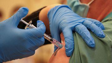 Derek Thompson, personal m&eacute;dico, es inyectado con la vacuna contra el coronavirus de Pfizer/BioNTEch en Toronto, Ontario. Diciembre 14, 2020. 