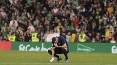 Benzema se lamenta contra el Betis. 