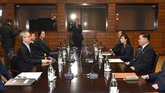 Imagen de la reuni&oacute;n de este lunes entre las delegaciones de Corea del Norte y Corea del Sur.