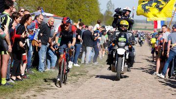 El ciclista neerland&eacute;s del Ineos Dylan Van Baarle rueda en solitario durante un tramo de pav&eacute;s de la Par&iacute;s-Roubaix.