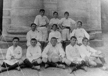 Formación del equipo infantil donde empezó Bernabéu como jugador