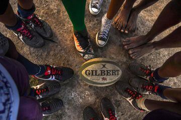 Robert Malengreau, fundador de la ONG UmRio, imparte clases de rugby a los jóvenes de la favela de Morro do Castro, en Niteroi, Río de Janeiro. Apoyando así a los más pequeños de las comunidades afectadas por el crimen y la violencia, para que puedan acce