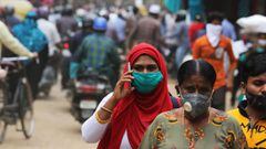Bangalore (India), 24/08/2020.- People wearing masks to protect against the coronavirus walk down in busiest avenue road area in Bangalore, India, 24 August 2020. India&#039;s health authorities reported more than three million positive coronavirus cases 