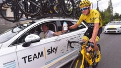 Nicolas Portal y Chris Froome celebran la victoria del ciclista brit&aacute;nico en el Tour de Francia.