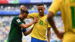 Mexico&#039;s midfielder Andres Guardado (L) and Brazil&#039;s forward Neymar speak together during the Russia 2018 World Cup round of 16 football match between Brazil and Mexico at the Samara Arena in Samara on July 2, 2018. / AFP PHOTO / MANAN VATSYAYAN