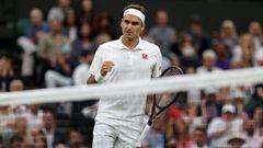 Roger Federer celebra un punto durante su partido ante Adrian Mannarino en el torneo de Wimbledon 2021 en el All England Tennis Club de Wimbledon.