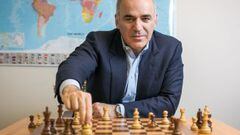 Durante 15 años (de 1985 al 2000), el ruso se mantuvo como campeón mundial de ajedrez, además que fue el más joven en conseguir este distintivo a los 22 años; por si fuera poco, ganó 11 veces el Óscar del Ajedrez y se retiró en 2005 para dedicarse de tiempo completo a escribir sobre ajedrez y política.