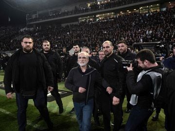 Ivan Savvidis, dueño del PAOK de Salónica, bajó al césped con un arma tras anular el árbitro un gol a su equipo en el tramo final del partido.
