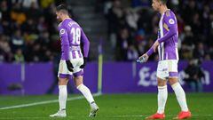 VALLADOLID, SPAIN - DECEMBER 30: Sergio Escudero of Real Valladolid CF goes off injured during the LaLiga Santander match between Real Valladolid CF and Real Madrid CF at Estadio Municipal Jose Zorrilla on December 30, 2022 in Valladolid, Spain. (Photo by Angel Martinez/Getty Images)