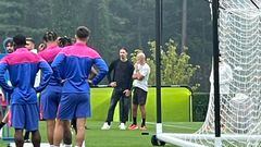 Ibrahimovic fue captado viendo el entrenamiento de AC Milan y charlando con Stefano Pioli de cara a la Champions League.