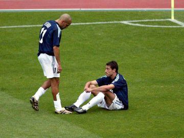 Juan Sebasti&aacute;n Ver&oacute;n y Kily Gonzalez, abatidos tras la eliminaci&oacute;n de Argentina en el Mundial 2002.