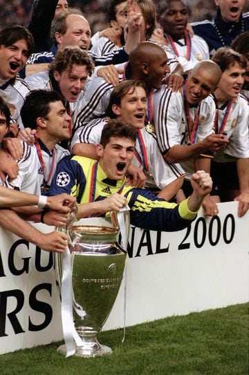 Casillas celebra la Champions del 2000 con el resto del equipo.