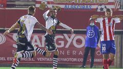 Rayco Rodr&iacute;guez festeja uno de sus goles. A la derecha Leiva est&aacute; desolado.