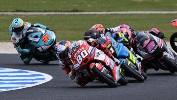 Gaviota GASGAS Aspar's Colombian rider David Alonso leads the pack during the Moto3 class second qualifying session of the MotoGP Australian Grand Prix at Phillip Island on October 21, 2023. (Photo by Paul CROCK / AFP) / -- IMAGE RESTRICTED TO EDITORIAL USE - STRICTLY NO COMMERCIAL USE --