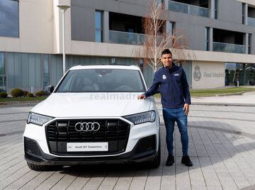 El volante colombiano recibió un nuevo auto de una de las marcas patrocinadoras de Real Madrid. El jugador avanza en su recuperación.