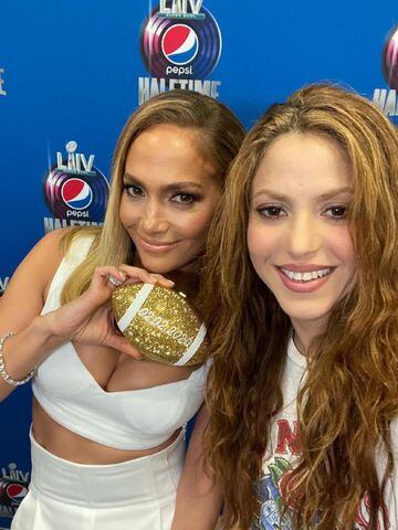 Jennifer López iniciará el show, seguirá Shakira, después cada una cantará un tema por separado y la colombiana terminará con su éxito Hips don´t Lie en compañía del rapero Wyclef Jean.
