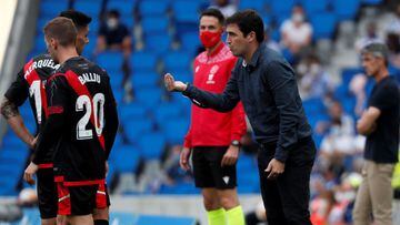 Andoni Iraola, entrenador del Rayo Vallecano, da instrucciones a sus jugadores en el partido de LaLiga ante la Real Sociedad, este domingo en el Reale Arena.