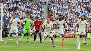 Valverde, Kepa, Lucas Vázquez, Tchouameni y Joselu protegen la portería del Real Madrid en el partido ante Osasuna.